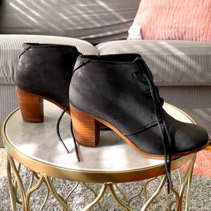 Toms size 6 black matte booties